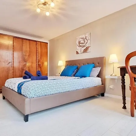 A La Fontaine Apartment